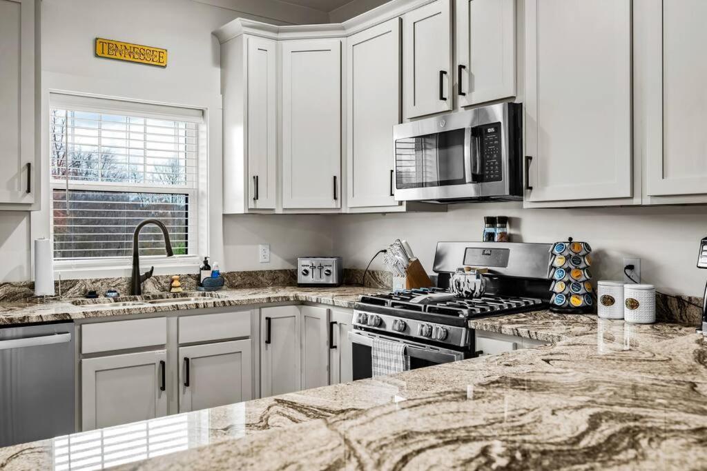 *Dog Friendly*Modern Home-Minutes To Dollywood, Gatlinburg, Smoky Mountains & Pigeon Forge! Екстер'єр фото